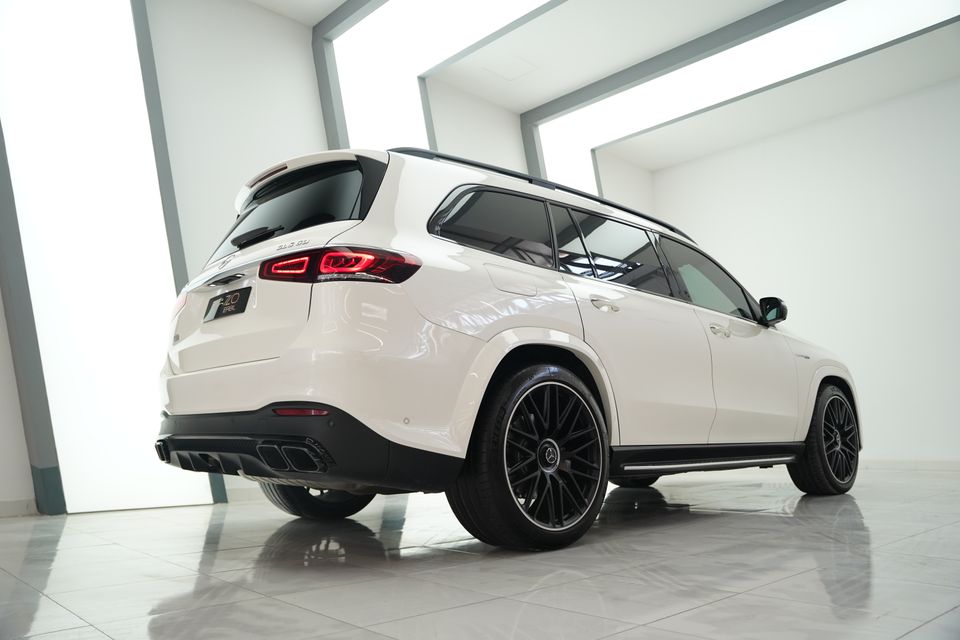 SUV blanca vista de tres cuartos en un showroom luminoso, imagen de ejemplo